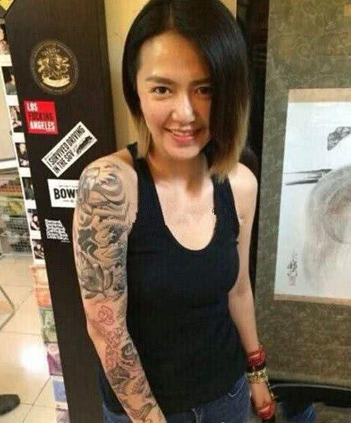 同样是纹身,谭维维的爷们,黑尾酱的社会,都败给了她的"佛珠手链"