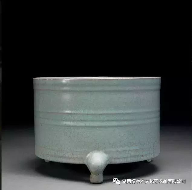 点击添加图片描述(最多60个字) 宋代汝瓷三足奁 宋汝,官,哥窑器都以