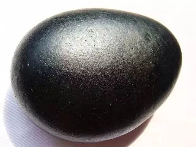 由于结晶粗大,黑色角闪石玉的解理面的发育一般不具备玉石具有的细腻