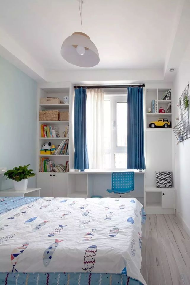 结合特色蓝白配的窗帘,在窗户两侧打造出具有收纳空间的书桌柜