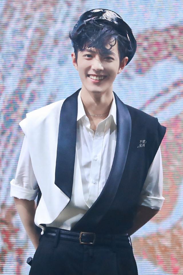 《陈情令》见面会,又见肖战王一博微笑对视,肖战在线