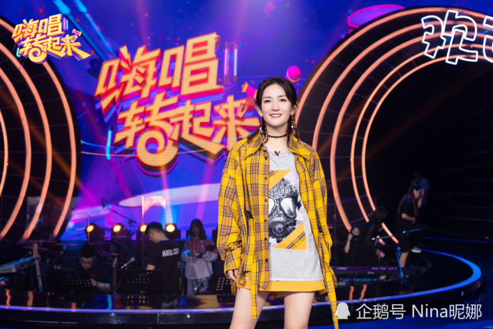 谢娜上《嗨唱转起来》真拼,为显身材光腿穿"四分裤",腿细得像p过