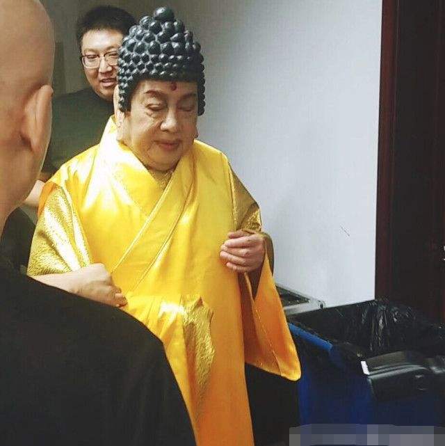 80岁朱龙广再扮"如来佛祖",引发现场众多游客跪地膜拜