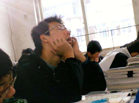 上课容易"打瞌睡"咋办?看看学霸"这3招",学渣:是个狼人啊