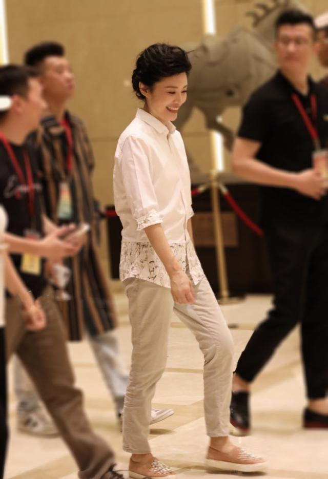 周涛现身机场,卫衣牛仔搭披肩发太减龄,无惧素颜51岁也有少女感