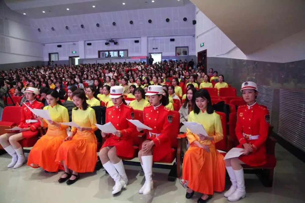 头条|今年,这所大学的女生真火!