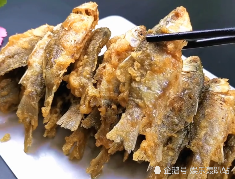 干炸小鲫鱼的家常做法,外皮酥脆鱼肉鲜香,做法也是非常的简单