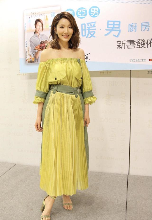 被李亚男好气质折服,穿一字肩拼接色连衣裙现身活动,就美成这样