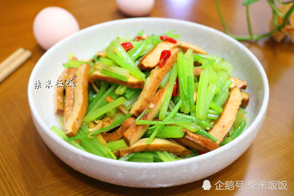 芹菜炒香干,直接炒就错了!少这一步,口感老硬,菜色也丑