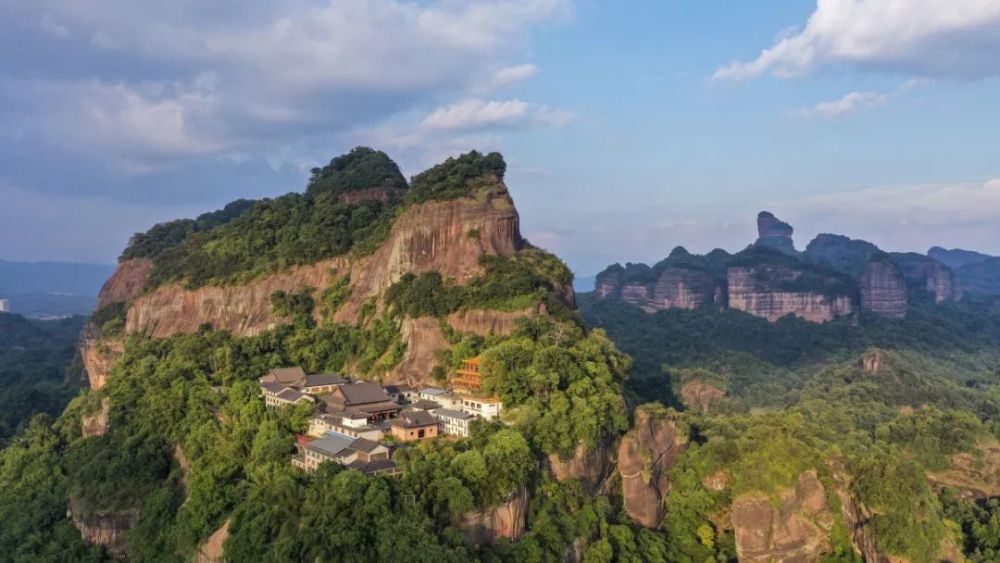 日落时 丹霞群峰中蜿蜒流过的锦江 丹霞山的山水,一点也不逊色.