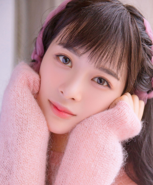 赵樱子身穿粉色毛衣完美诠释少女心