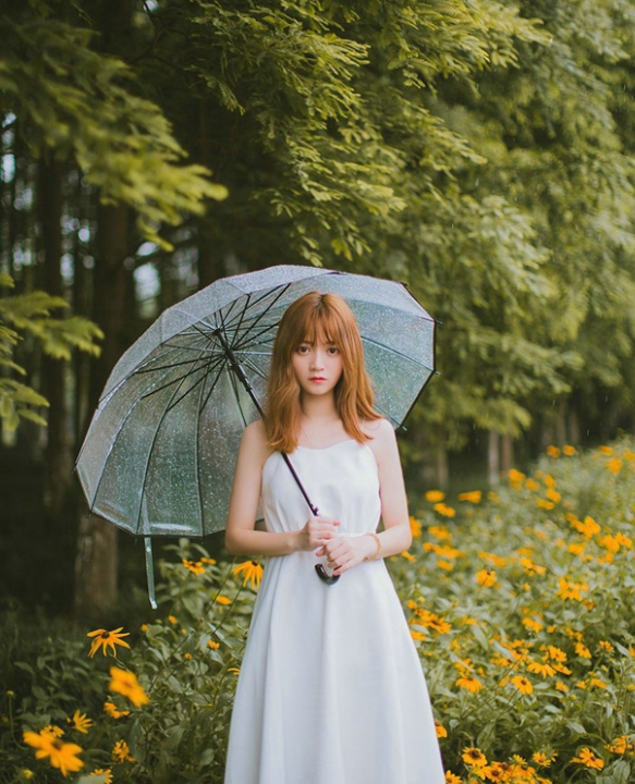 四月潮湿天气撑伞清纯可爱女孩,唯美甜蜜