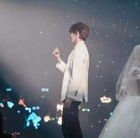蔡徐坤的"结婚照"火到日本了!绝美舞台极致梦幻,被称赞:"太绝美了"