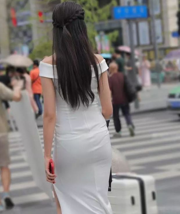 小姐姐一字肩白色连衣长裙,优雅漂亮很有女人味,背影好迷人