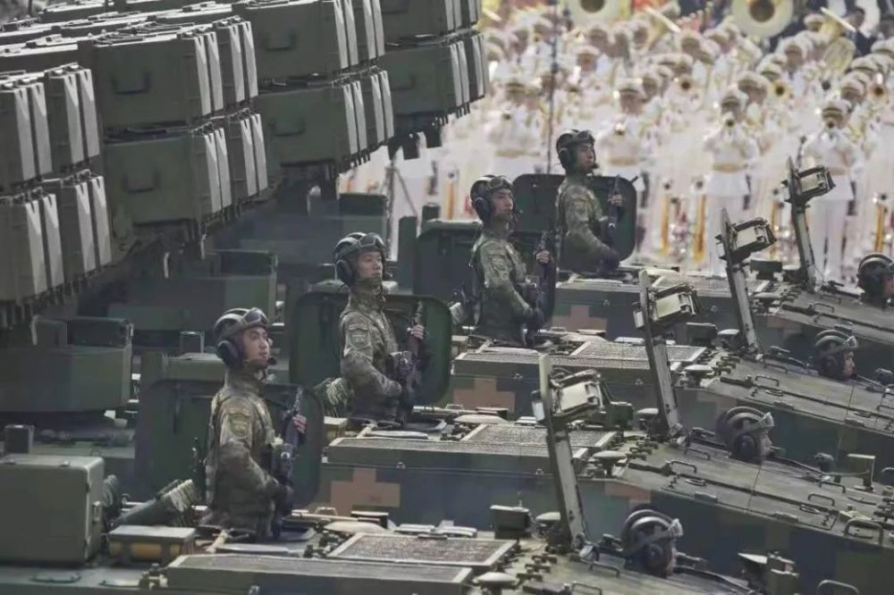 将陆续配发全军部队的新式迷彩服啥样?一个字,就是"帅