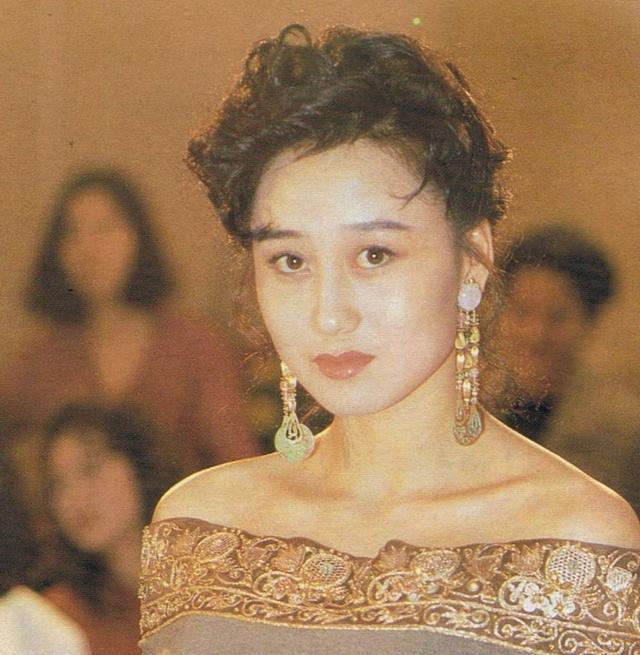 新艺城正在面向社会大力招聘演员,怀揣着对未来美好憧憬的利智前往