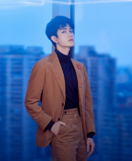 朱赞锦身穿棕色西装穿搭超帅气