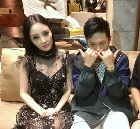 李小璐pgone亲密视频流出,贾乃亮打扮帅气现身剧组,表情看出心情