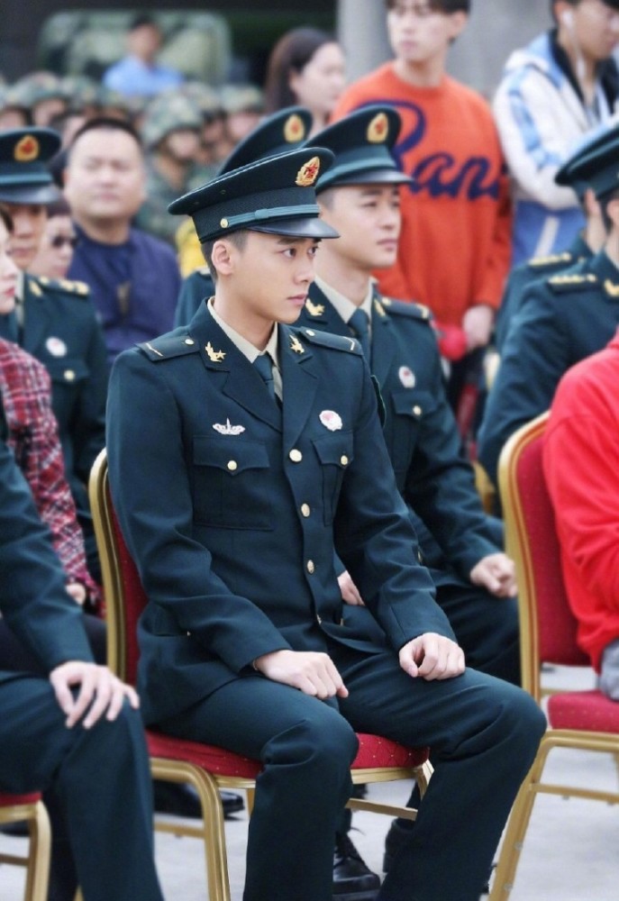 李易峰一身军装,正气凛然,向大家展示什么叫做真正男子汉!