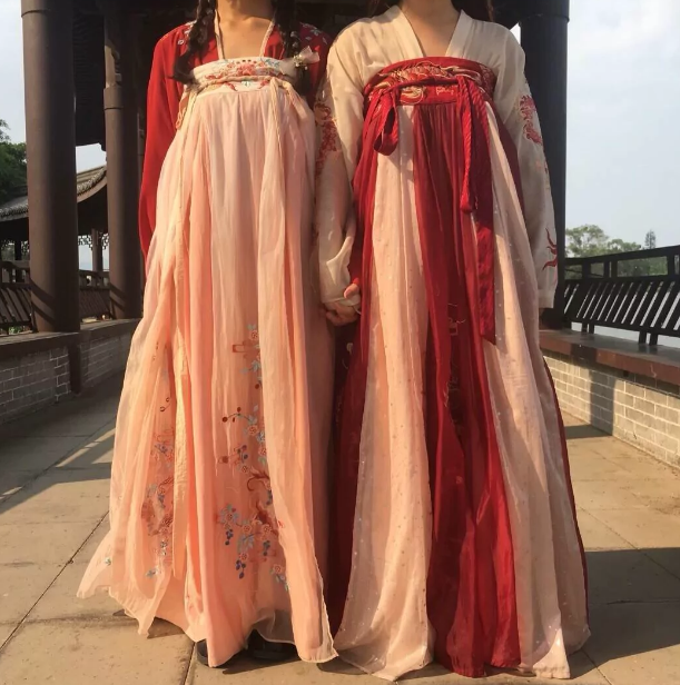 很适合闺蜜穿着的汉服,两人合照美如仙,双子袍子的最爱!