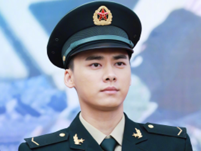 《号手就位》军装造型,李易峰帅而张馨予飒,但更抢眼
