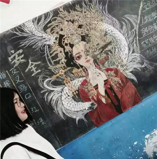 美术生画黑板报有多秀,魏无羡还好,看到半面妆:确定不是贴画?