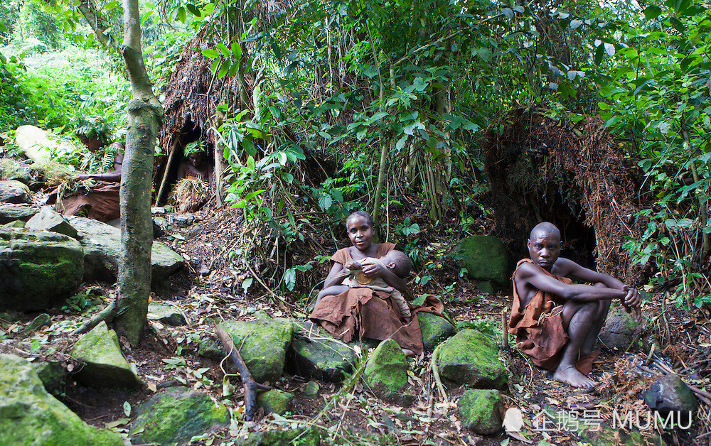 全球最原始的部落,为躲避食人族隐居山洞,200年没水没