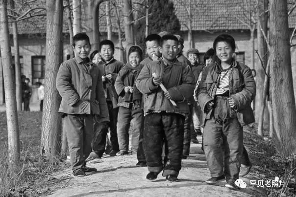 八十年代老照片:左邻右舍可以随便串门,图5让人怀念!