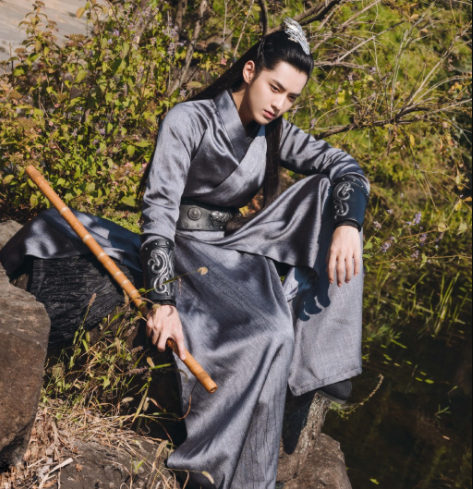吴亦凡穿古装吹笛子被吐槽,手法姿势都不对,网友:像在