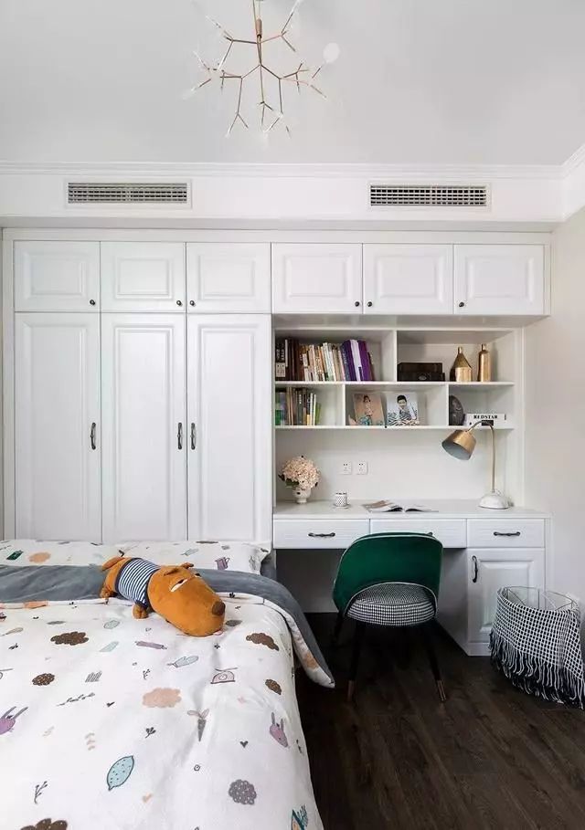 榻榻米床连着衣柜和书桌书柜,一体定制,大大提高了空间的利用率.