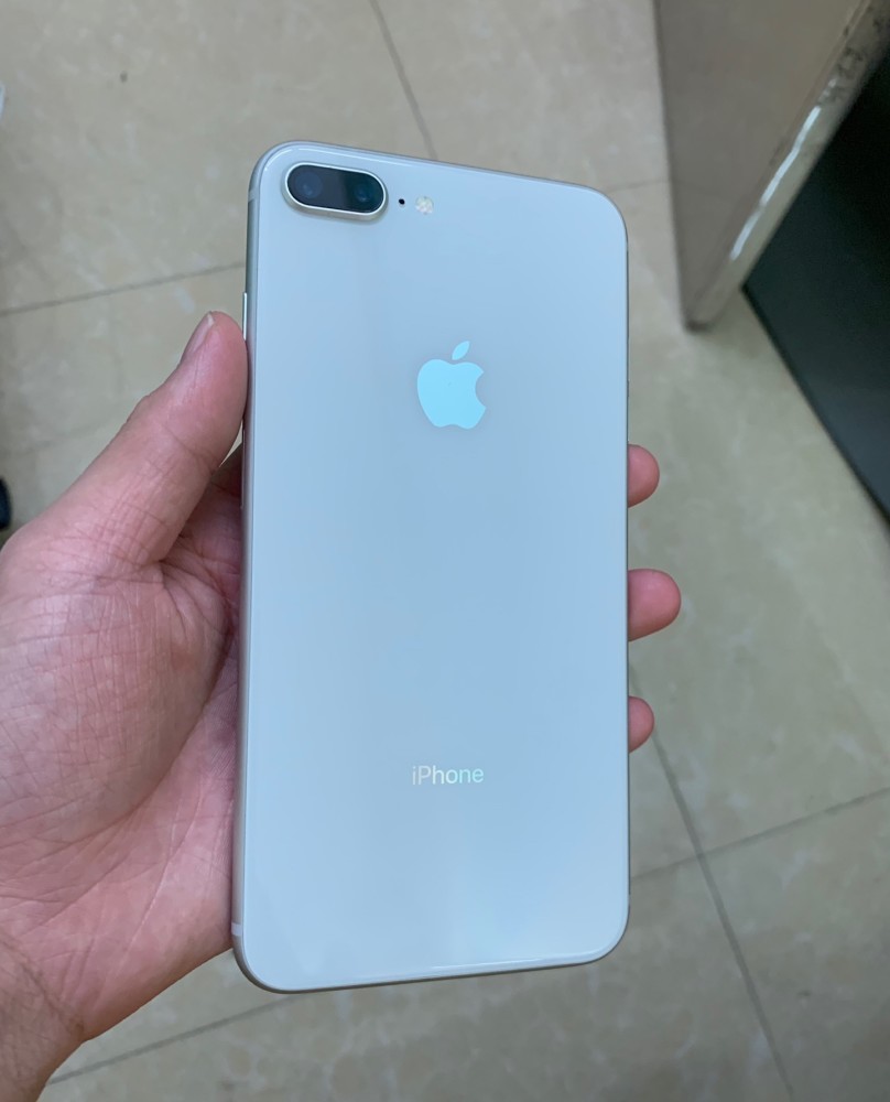 这是一台白色的iphone8plus,从网友提供的这个图片来看,确实是新的