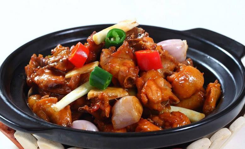 江西三杯鸡:一杯酱油一杯油,一杯米酒敬英雄