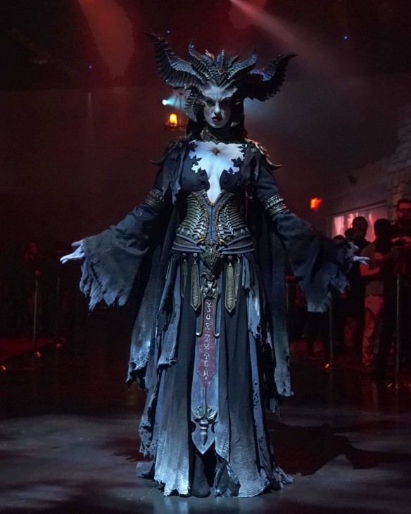 《暗黑破坏神4》莉莉丝官方cosplay 霸气女魔头震撼登场!