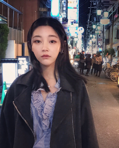 姜嫄一身休闲装扮少女美丽气质尽展