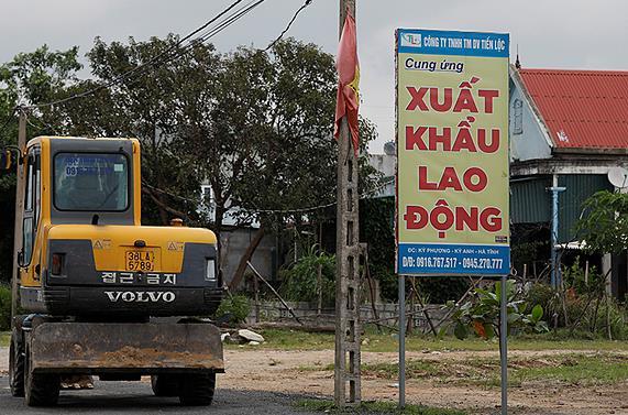 越南河静省一家劳务输出公司的广告牌(图源:路透社)