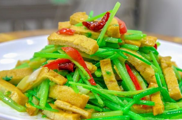 芹菜炒香干,不要直接下锅炒,多加一步,芹菜翠绿更入味