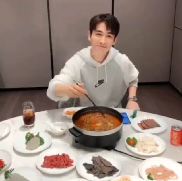 为啥明星吃火锅不怕胖?看到朱一龙的蘸料碟,这么多年火锅白吃了!