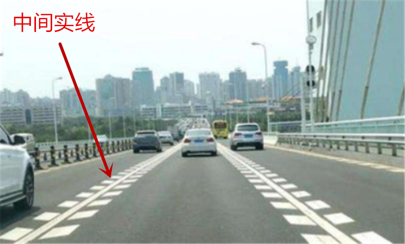 "鱼骨线"内变道,有的扣分,有的没有?不懂这点,驾照都不够扣