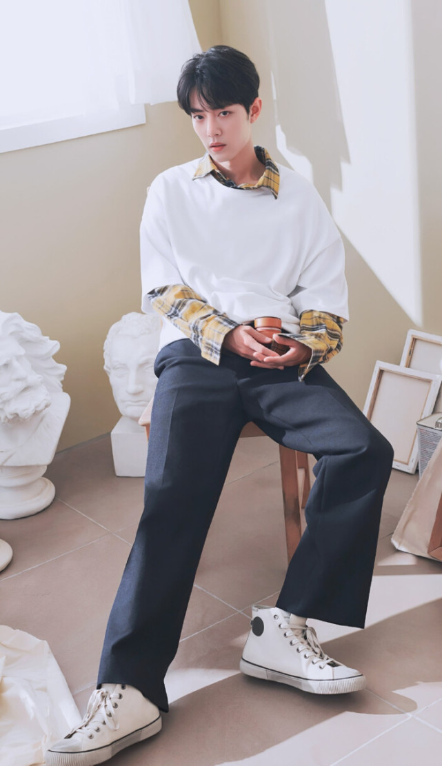 肖战高清壁纸:等待是一个很迷人的词,热爱可抵岁月漫长