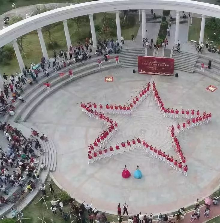 11月3日, 龙圩区文化馆约100人到潘塘公园里摆出"wz"队形,手举"梧州"