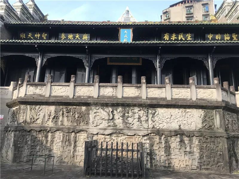 龙洞总人口_贵阳龙洞堡机场图片(2)
