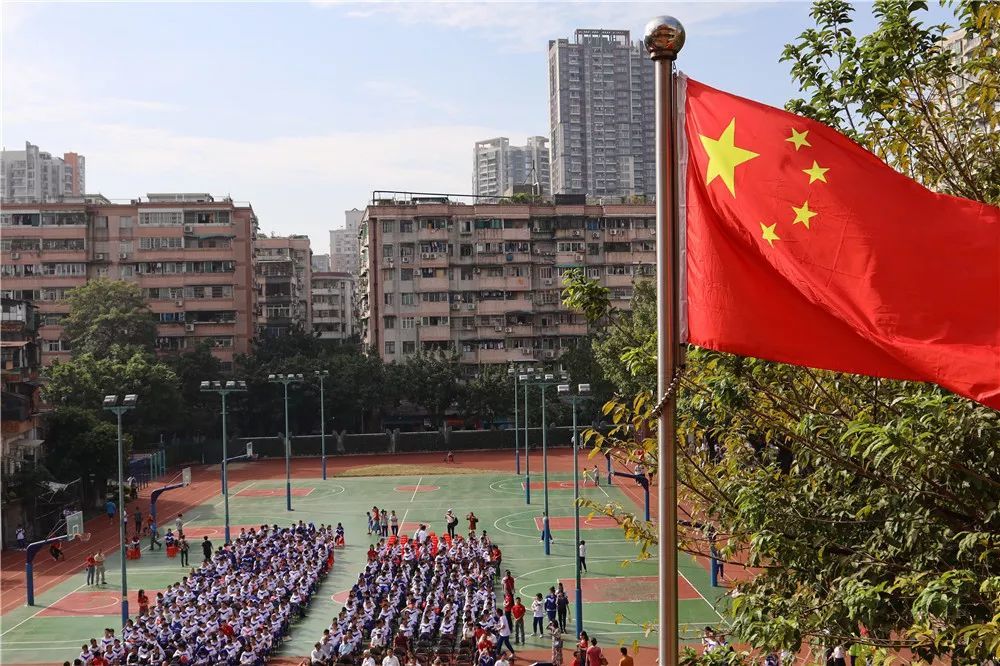 广州四中学生艺术团的同学们还有优秀校友代表为回家的校友展现了一台