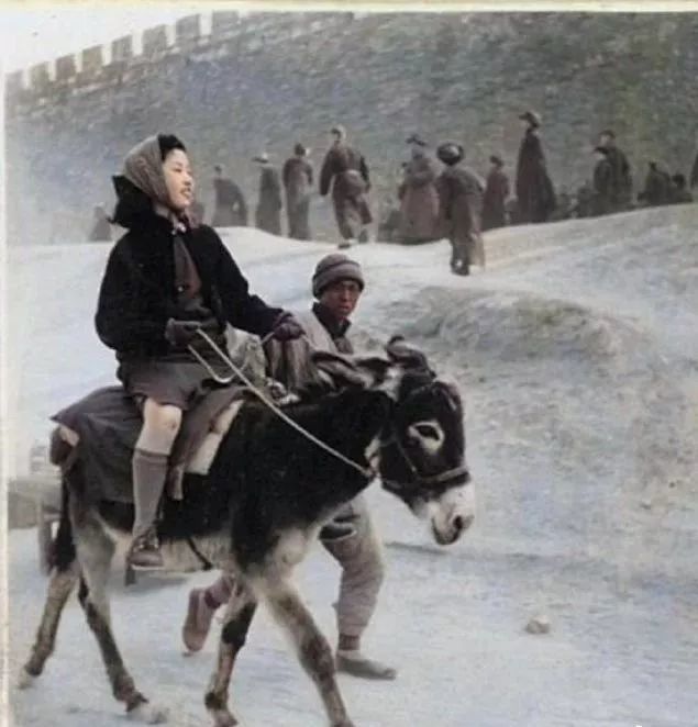 中国第一张旅游招贴画,是1896年摄于北戴河的《仕女骑驴图》,广泛散发