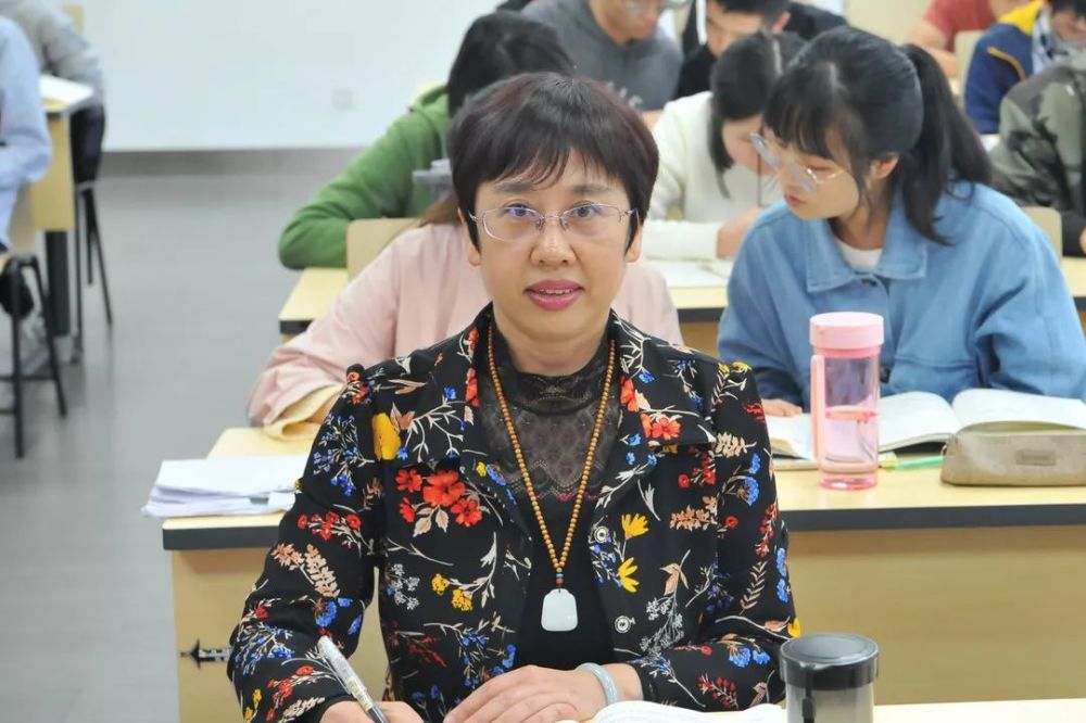 这位"化难度为神奇"的老师就是电气工程学院的赵莉华老师,学生们不仅