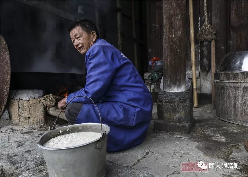 老辈子说,涧槽千万别放歪,否则,蒸出的酒会顺着歪(低)的地方,"回"到