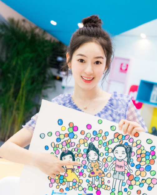管金麟身穿清新短裙,尽显青春活力