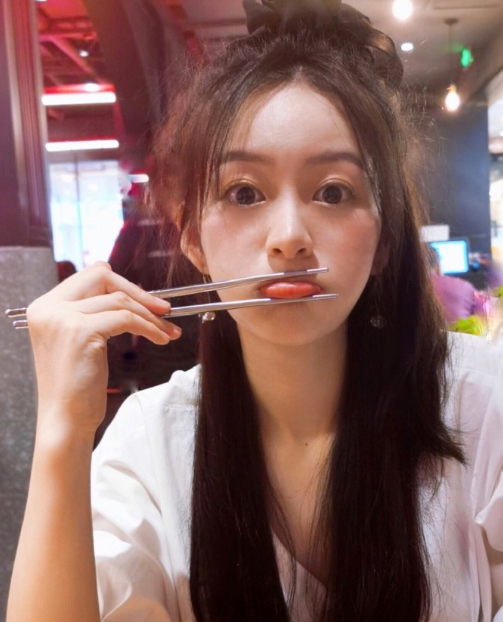 管金麟身穿白色上衣,尽显青春魅力