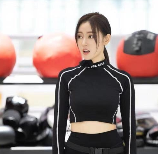 张天爱健身房偶遇老熟人,朋友女儿要拉她手,她却只顾和大人交谈