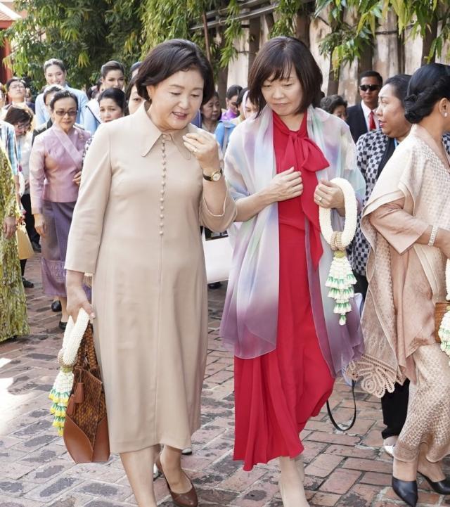 57岁安倍昭惠罕见穿红裙像少女!64岁韩国第一夫人赢了
