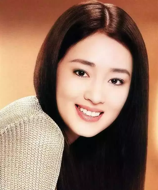 巩俐20岁旧照曝光,青涩绝美秒杀网红,网友:比林青霞还